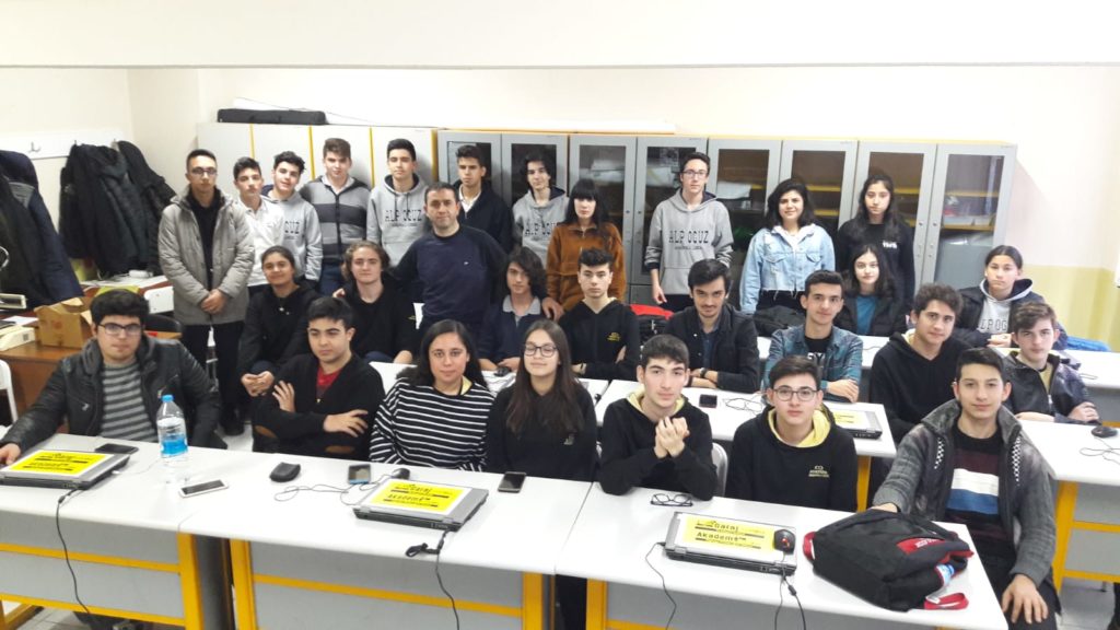 Menemen Atatürk Anadolu Lisesi Bilgisayar Öğretmeni Nurullah Şaşmaz ve çeşitli projeler geliştiren öğrencileri kuluçkamızda ağırladık.